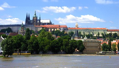 Blick auf die Prager Burg (Hradschin) und die Moldau