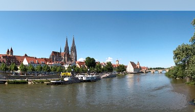 Blick über die Donau auf die Regensburger Altstadt