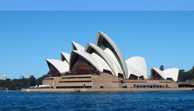 Skyline von Sydney mit der berühmten Oper im Vordergrund