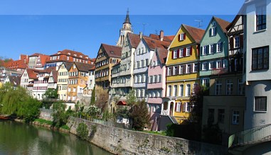 Blick auf die Neckarfront in Tübingen