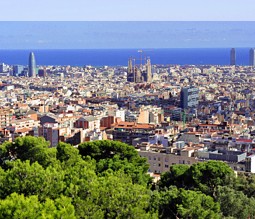 Blick über die Dächer von Barcelona hin zum Mittelmeer - im Mittelpunkt die Baustelle der Sagrada Familia