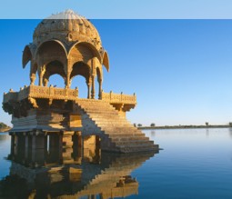 Der Gadi Sagar See in Rajasthan / Indien