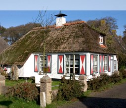 Typisches Haus auf der holländischen Insel Terscheling