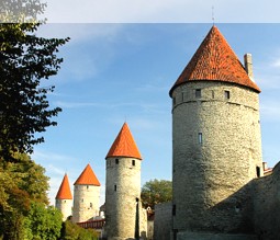 Blick auf die alte Stadtmauer von Tallinn