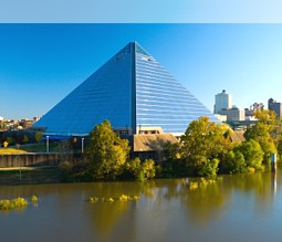 Die Pyramid Arena in Memphis Tennessee - im Vordergrund der Wolf River